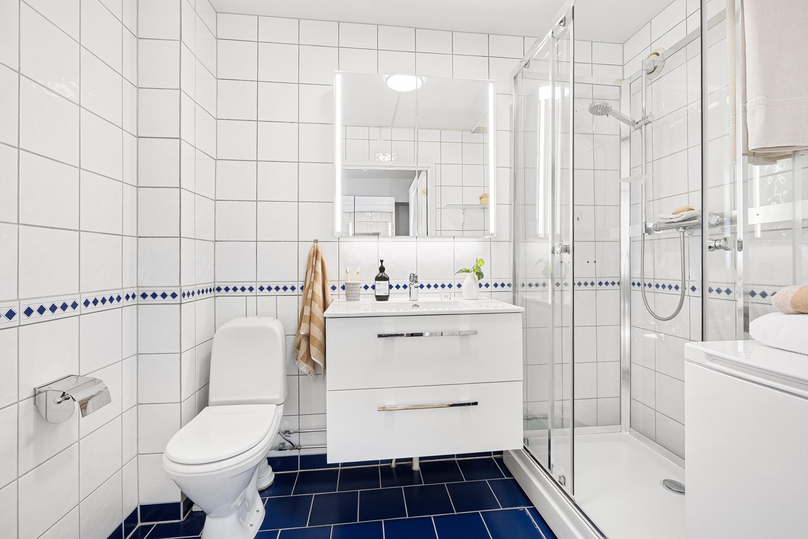 Det ble også monterte taklampe på bad styrt av trådløs dimmer fra plejd i 2025. Galleribilde