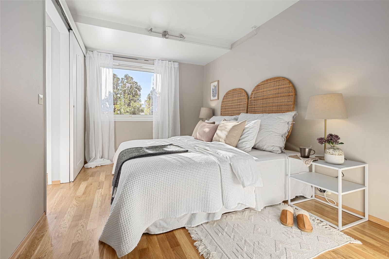 Leiligheten har et romslig og fint hovedsoverom, samt et noe mindre, innredet rom Galleribilde