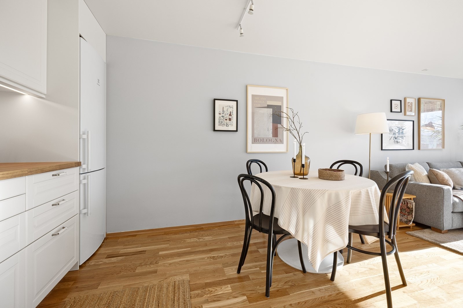 Kjøkken/stue har rikelig med plass til både tv-lounge og spisebord. Galleribilde