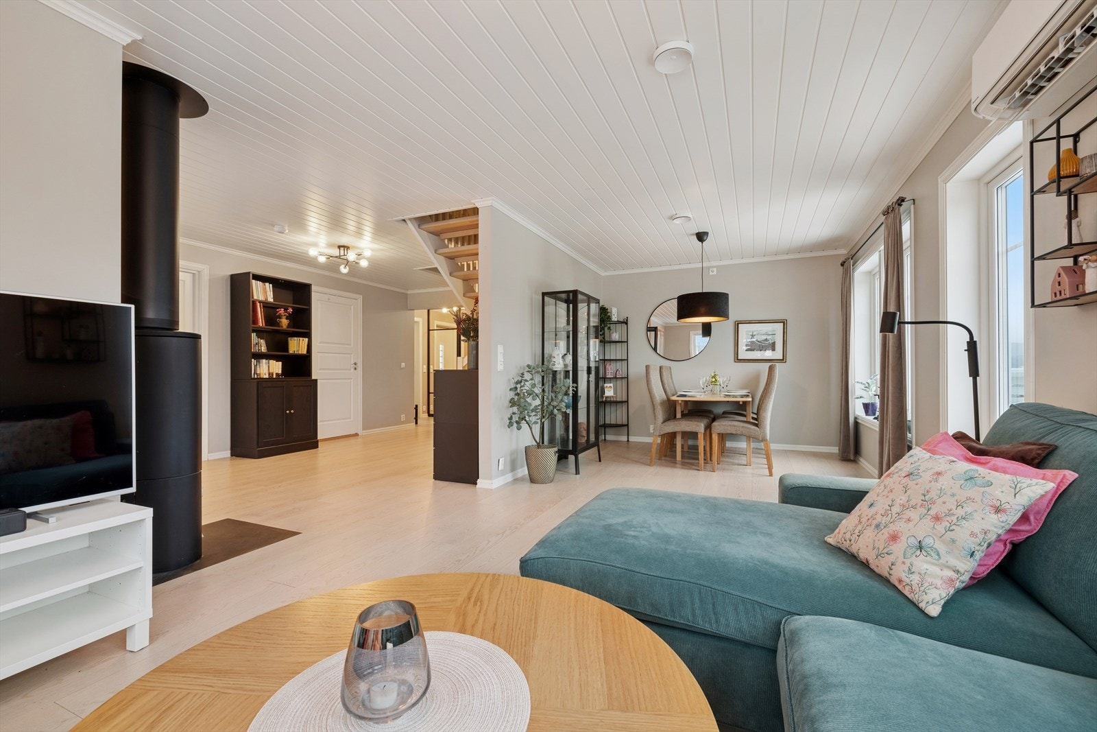 Videre inn åpner boligen seg opp til en innbydende stue, spisestue og kjøkkendel i åpen løsning. Galleribilde