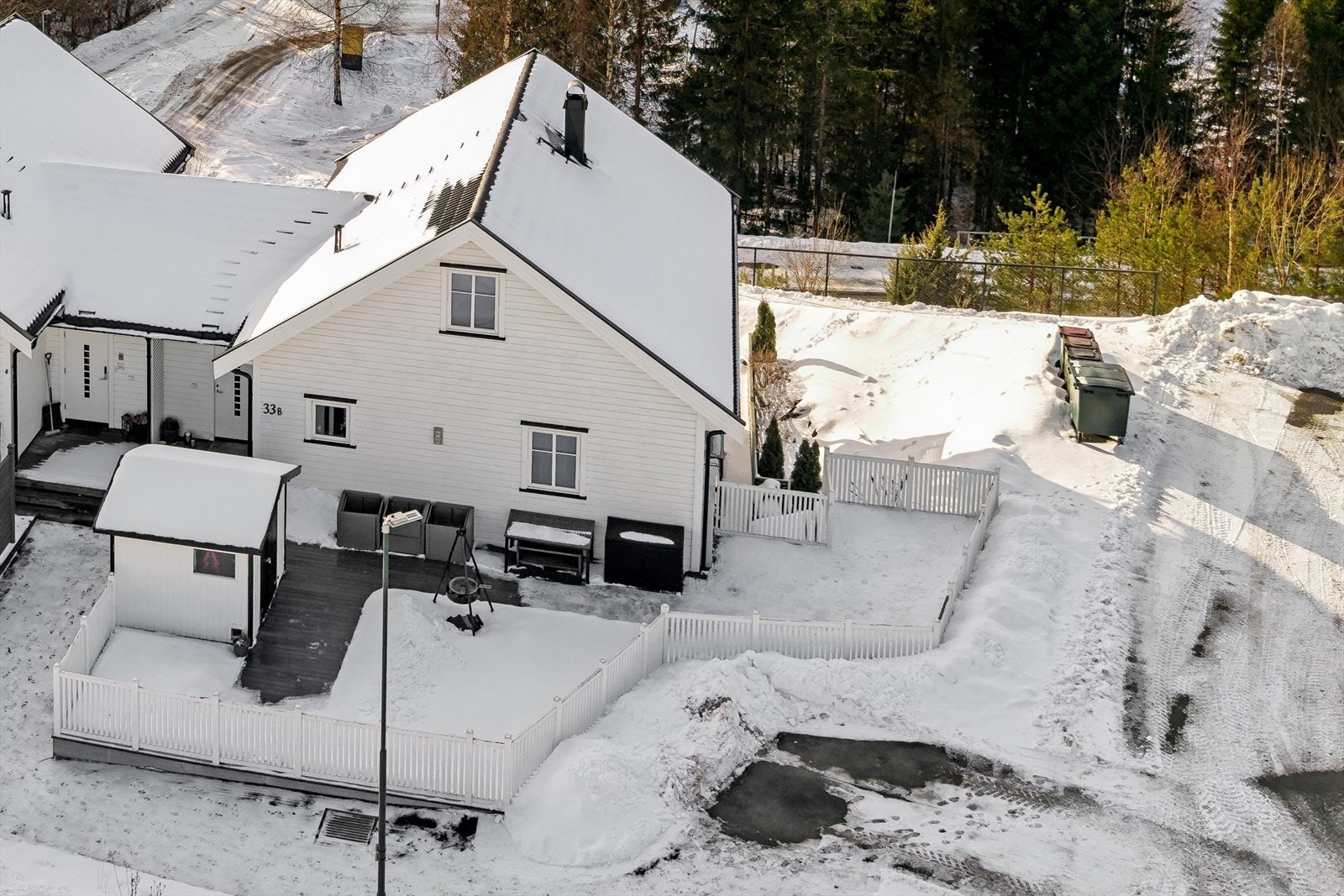 Parkering med elbillader er tilgjengelig på felles gårdsplass for en bil samt rikelig med gjesteparkering på felles eiendom. Galleribilde