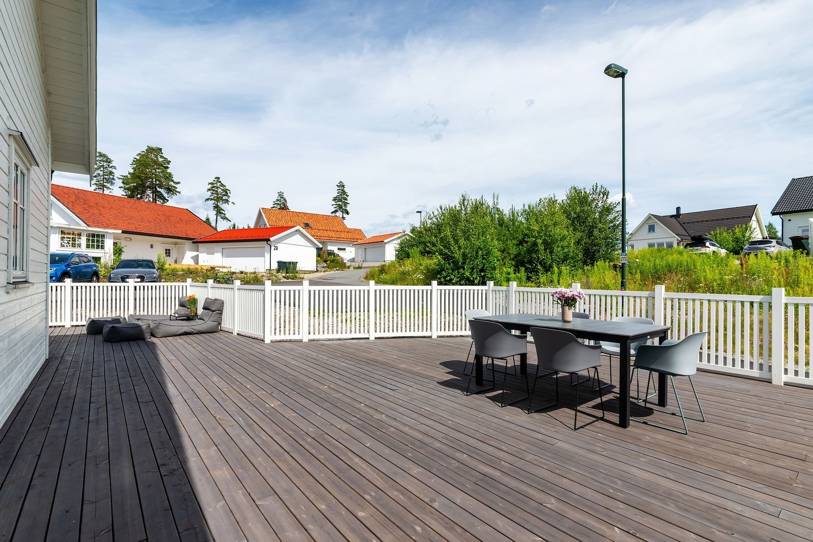 Bildet fremhever de gode solforholdene, den romslige plassen og de innbydende omgivelsene - perfekt for å gi interessenter et realistisk inntrykk av hvordan terrassen kan nytes på sitt aller beste. Galleribilde