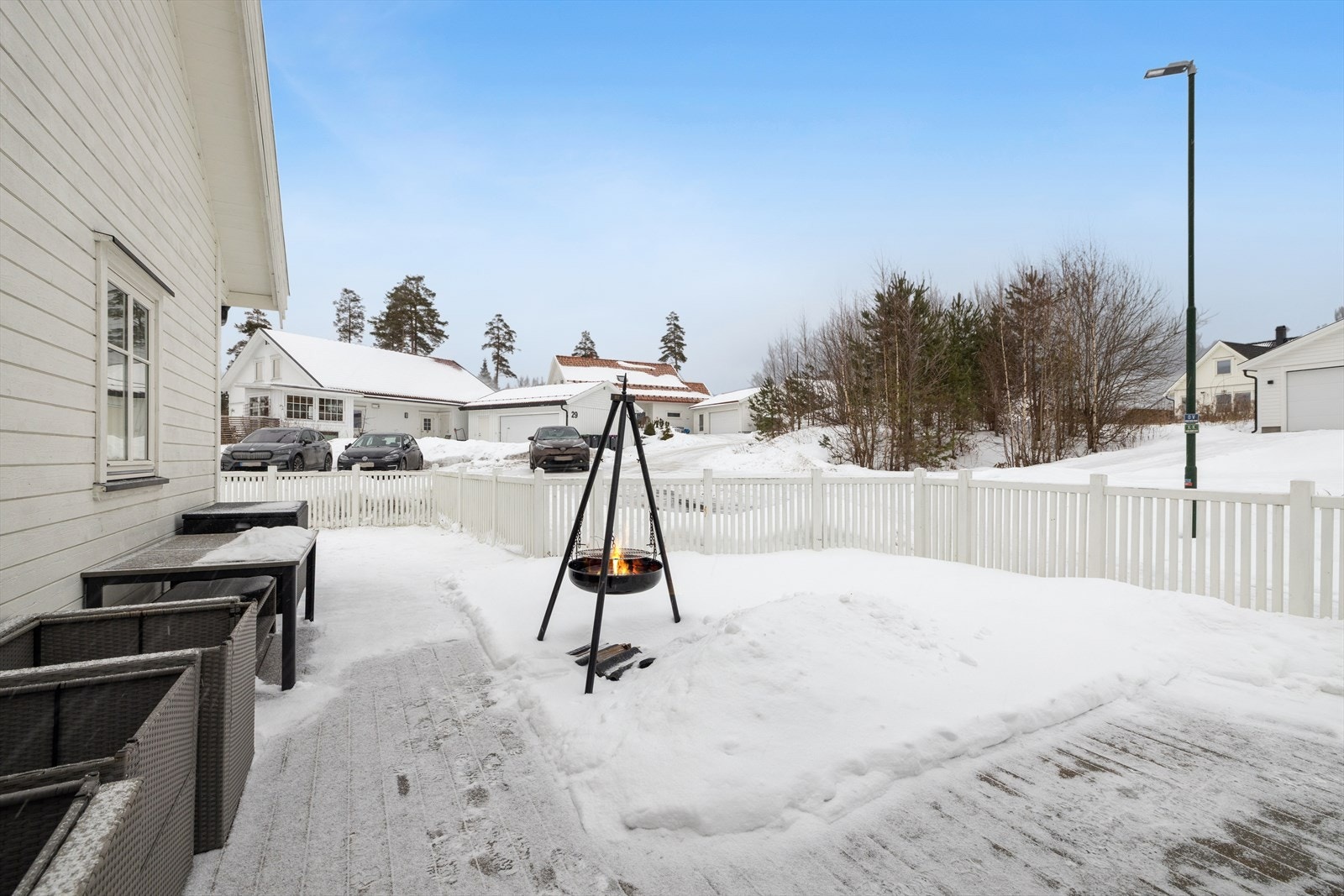 Uteplassen kan brukes året rundt, og selger har blant annet hatt stor glede av bålpanne her - perfekt for lune vinterkvelder med varme fra flammene, varm drikke og god stemning. Galleribilde
