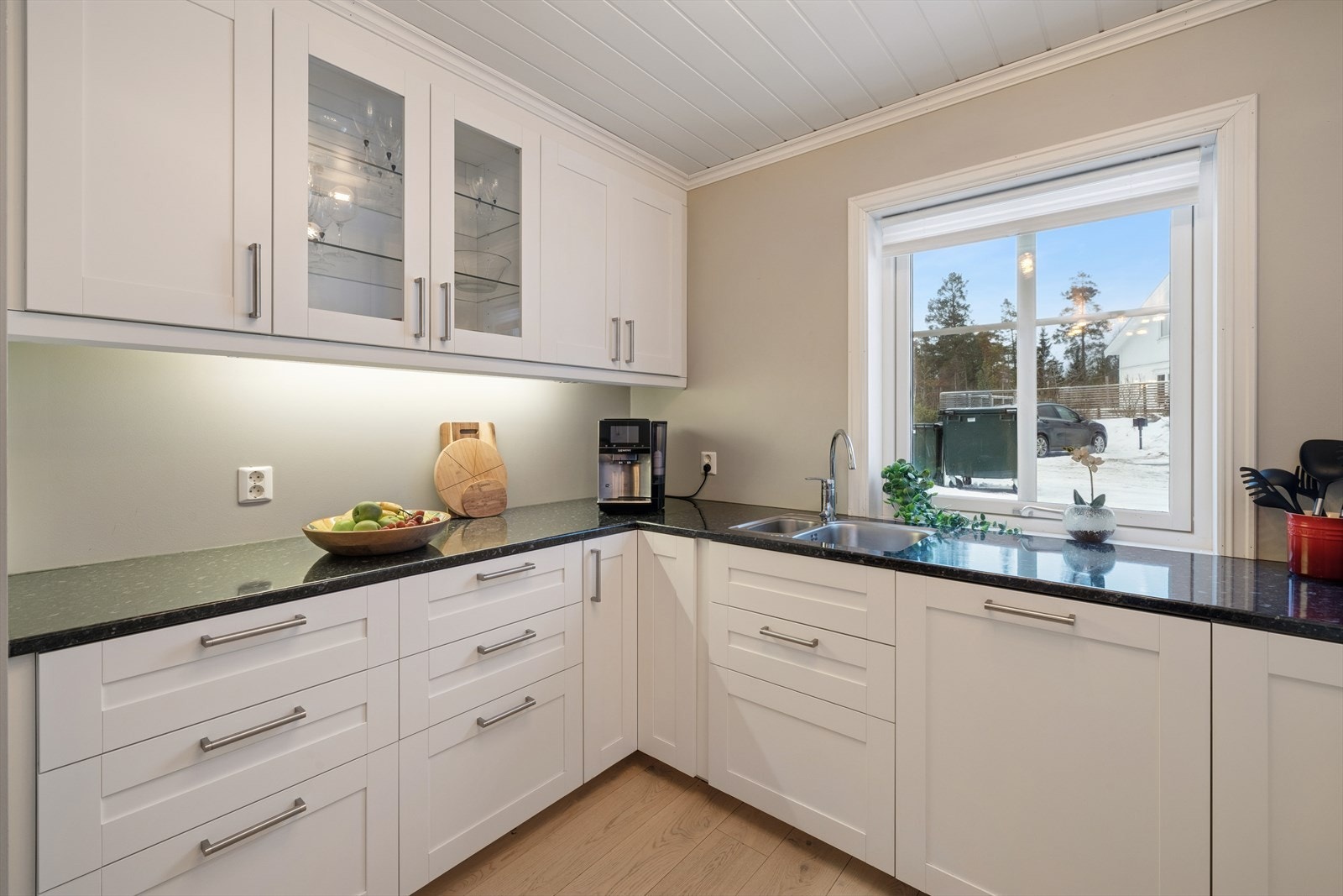 Løsningen gir en god arbeidsflate og er samtidig svært funksjonell for både hverdagslaging og større måltider. Galleribilde