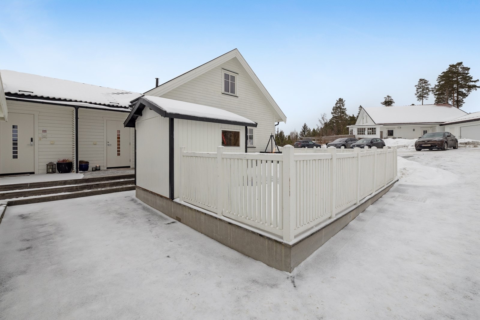 Inngangspartiet deles med én nabo og fremstår pent opparbeidet med asfalt og en stor terrasse på hele 84 kvm. Her får du et svært romslig og trivelig uteområde som fungerer som en naturlig forlengelse av boligen. Galleribilde