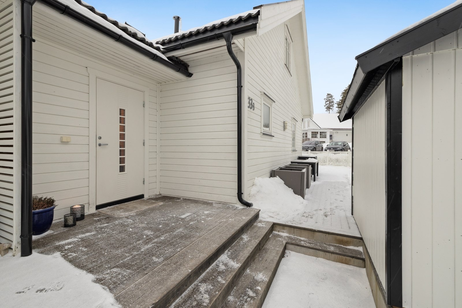 Ved inngangspartiet ligger det en praktisk bod som gir gode oppbevaringsmuligheter for alt fra sesongutstyr og barnevogn til hagemøbler og verktøy. En funksjonell og lett tilgjengelig løsning som bidrar til en ryddig og velfungerende hverdag. Galleribilde