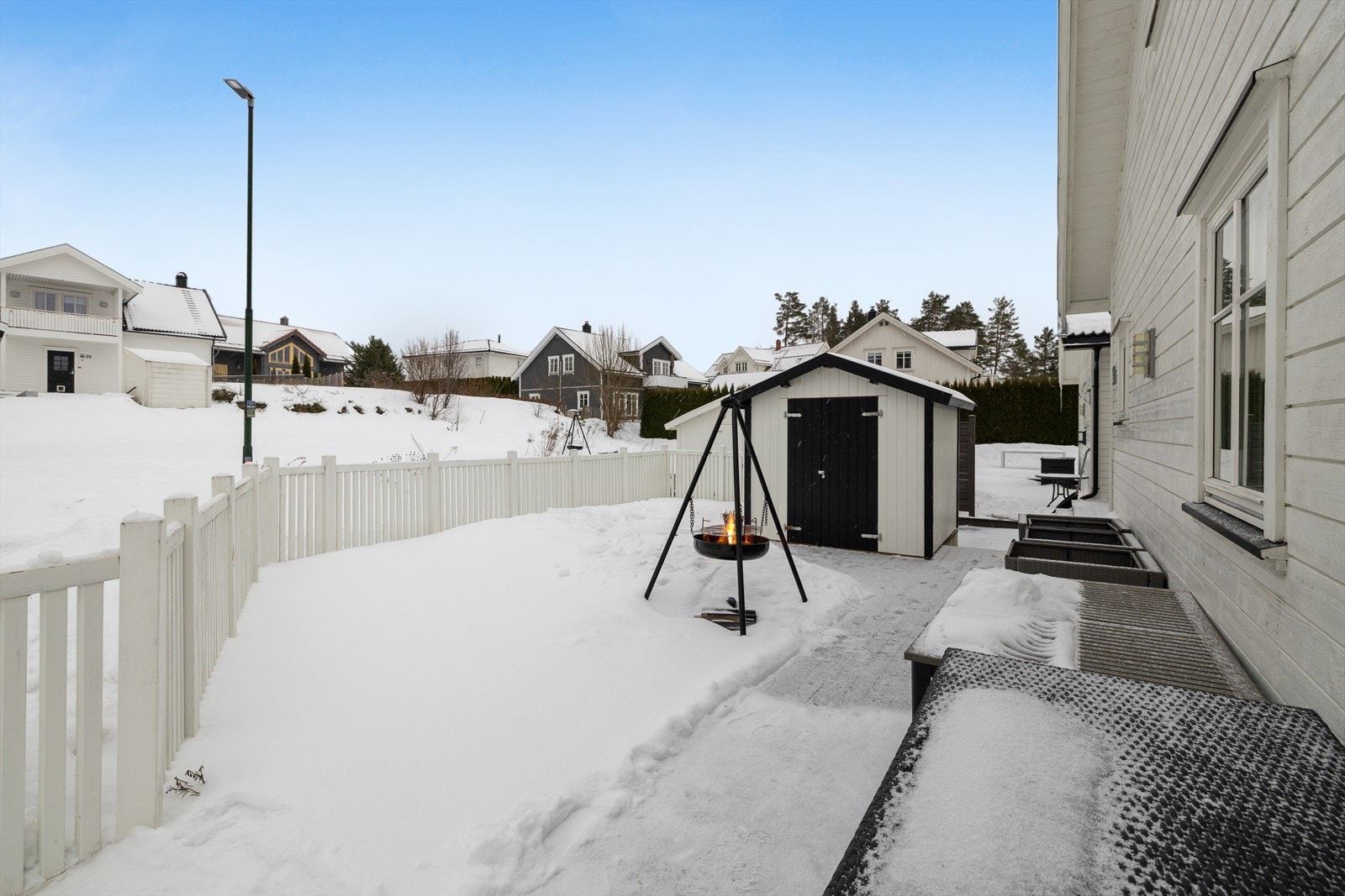 Den romslige størrelsen gjør terrassen til et naturlig samlingspunkt for både sommerdager og vinterkos, og den flotte plassen gir mange muligheter for å skape et uteområde helt etter eget ønske. Galleribilde