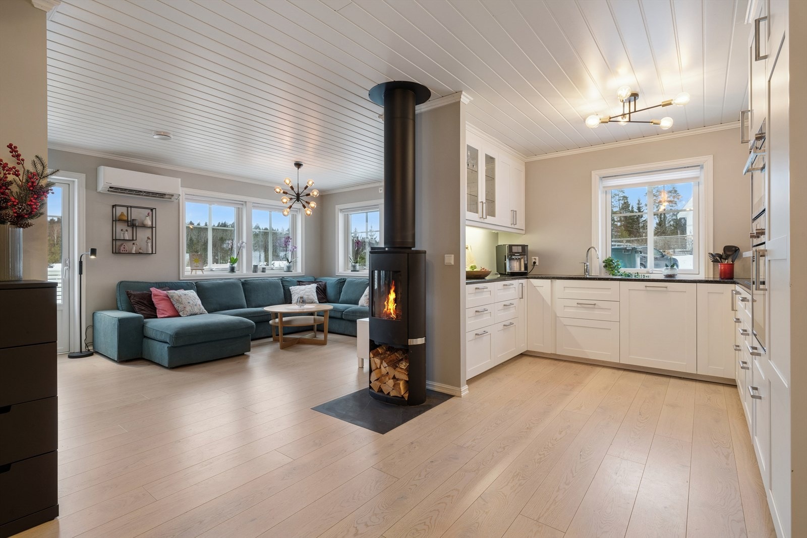 Den åpne løsningen mellom kjøkken og stue skaper en naturlig og harmonisk flyt i rommet, og gjør området lyst, sosialt og lett å møblere. Her får du et romslig oppholdsareal hvor matlaging, måltider og hyggelige stunder kan foregå i samme sone. Galleribilde