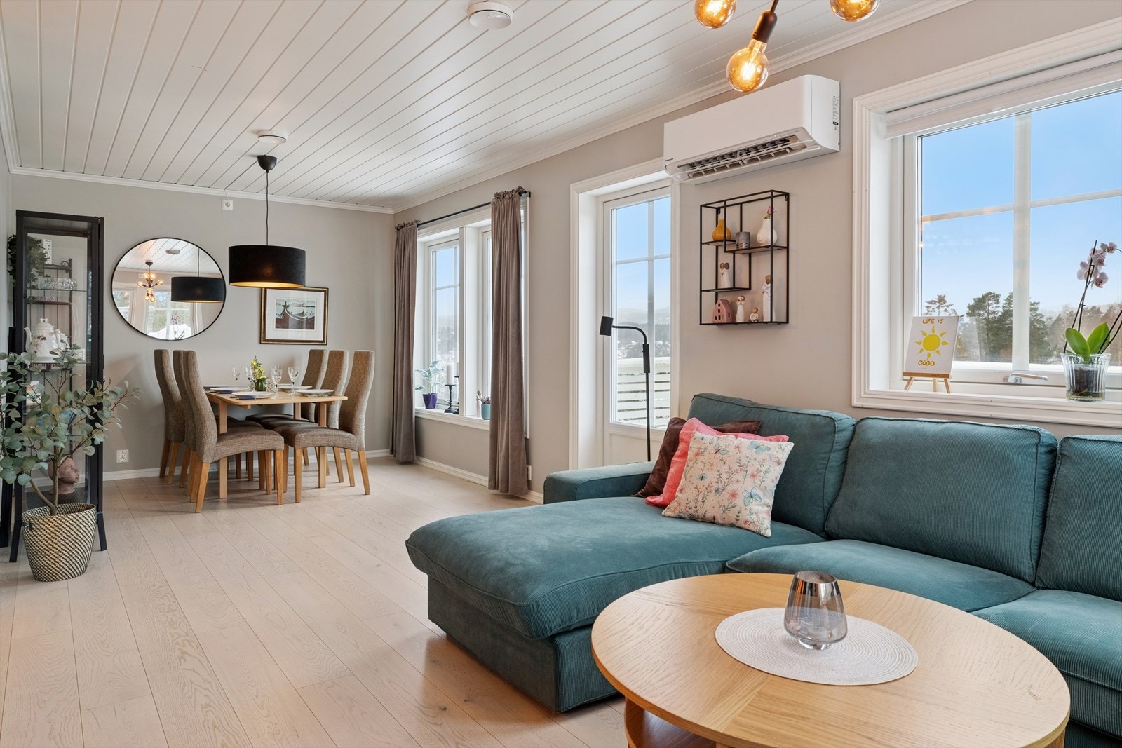 Store vindusflater slipper inn rikelig med naturlig lys og fremhever utsikten mot de grønne omgivelsene. Galleribilde