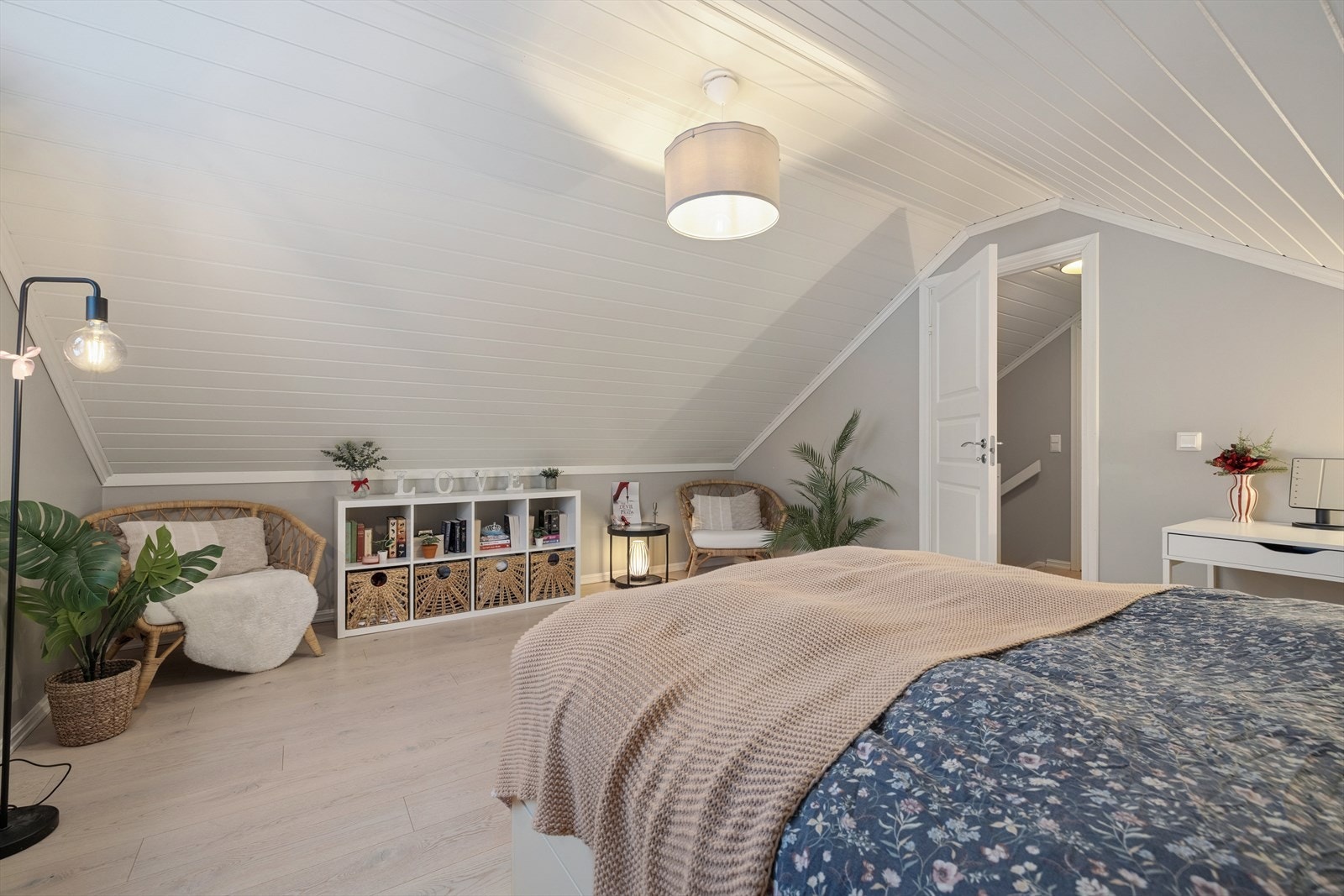 Her ligger to romslige og koselige soverom, begge med sjarmerende skråtak og vinduer som slipper inn godt med dagslys og skaper en behagelig og innbydende atmosfære. Galleribilde