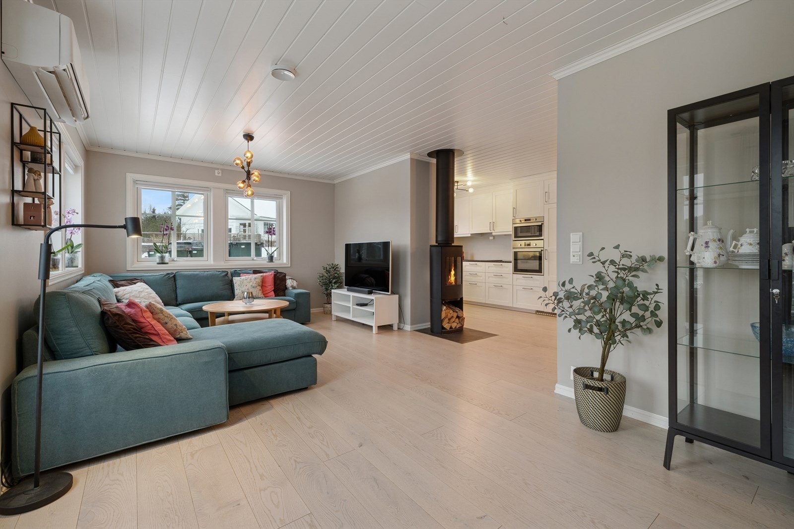 Her finner du både en luft-til-luft varmepumpe og en koselig peisovn som sørger for behagelig temperatur og hyggelig stemning på kjølige dager. Galleribilde