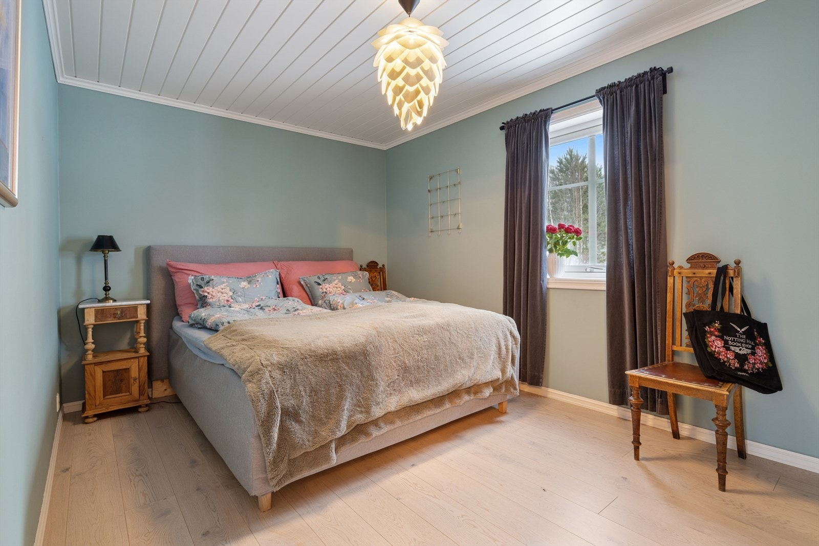 Soverommet i første etasje er romslig med plass til dobbeltseng og garderobeløsning, og et stort vindu slipper inn godt med dagslys. Galleribilde