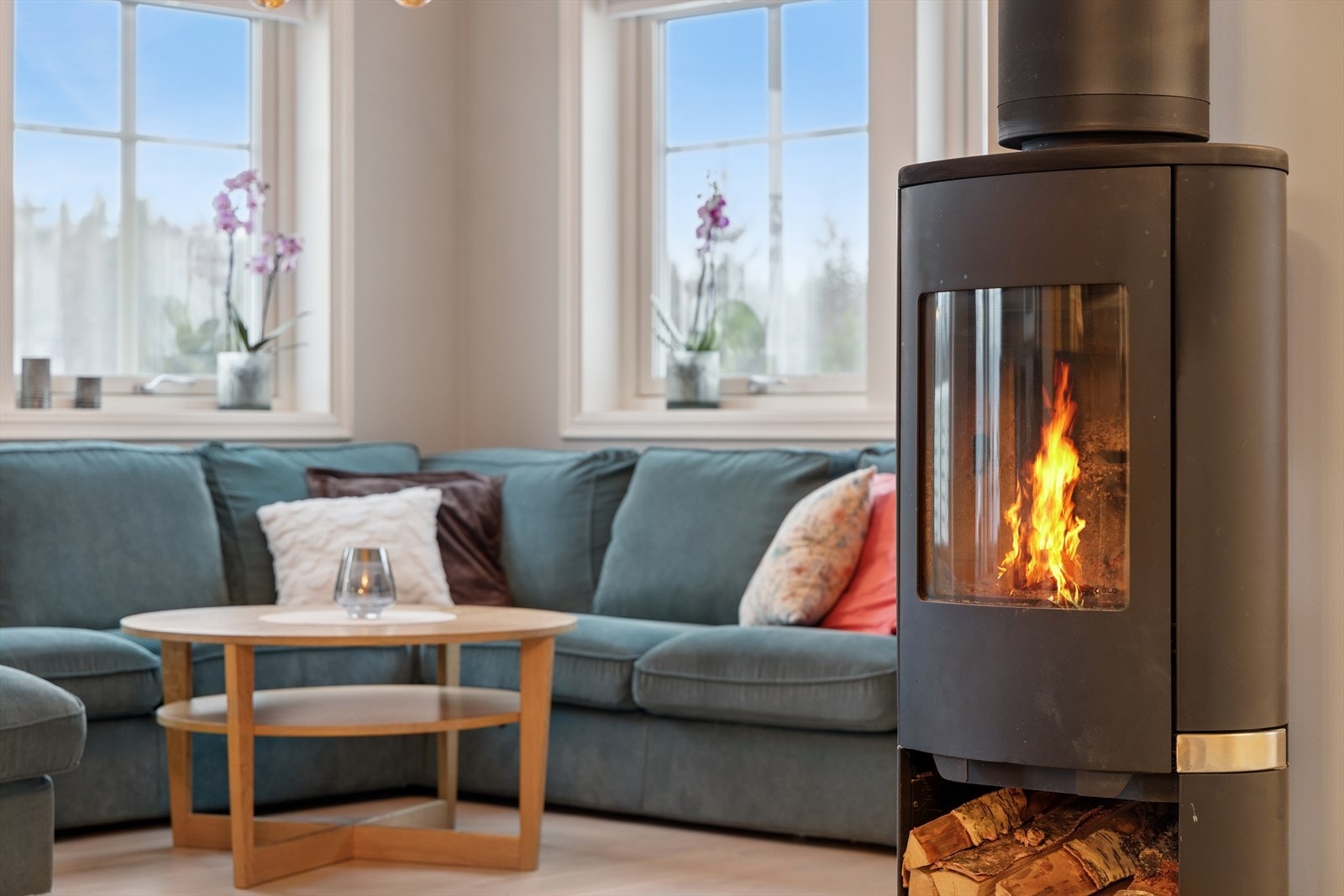 Vedovnen sprer behagelig varme og gir åpne, levende flammer som skaper en lun og stemningsfull atmosfære i rommet - perfekt for koselige kvelder. Galleribilde