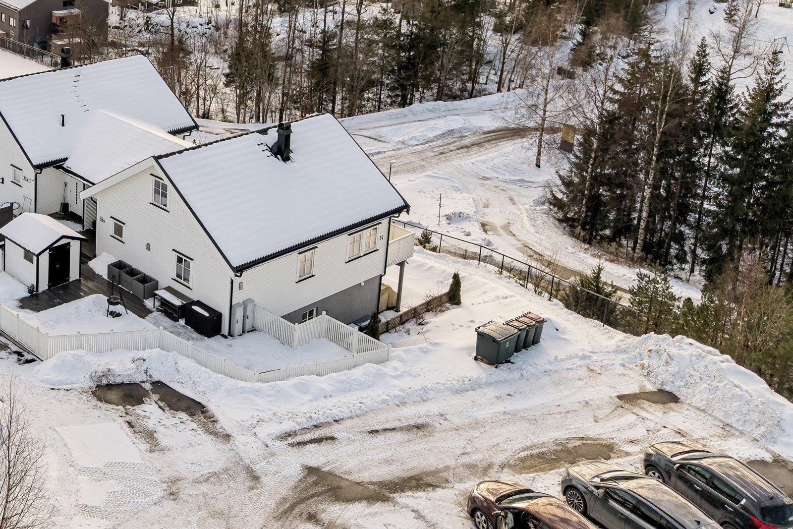 Boligen ligger i et familievennlig område med trygge omgivelser, lite trafikk og nærhet til både skole, barnehage og gode fritidstilbud. Galleribilde