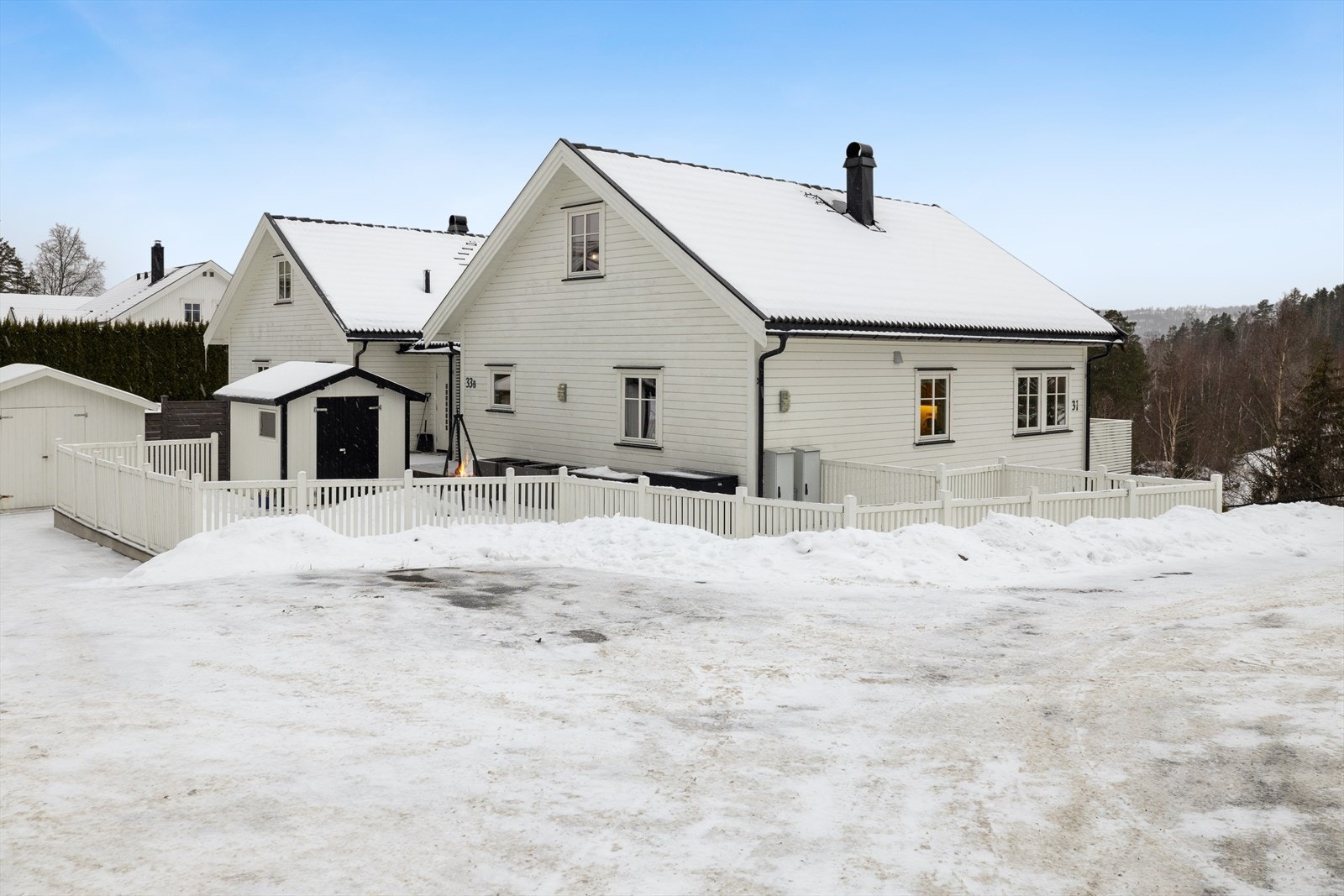 Velkommen til Astrid Skares Vei 33B - En lys og pen selveierleilighet over to plan med 3-soverom og stor uteplass. Parkering, nydelig utsikt og gode solforhold. Presentert av Eiendomsmegler André Stensrud v/DNB Eiendom. Galleribilde