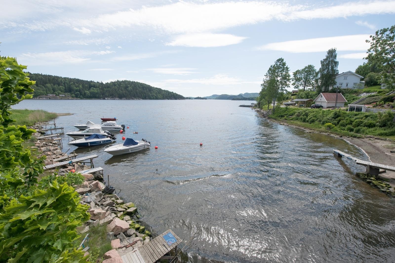 Åros elven er kjent for sitt attraktive laks og sjøørretfiske et steinkast fra eiendommen. Galleribilde
