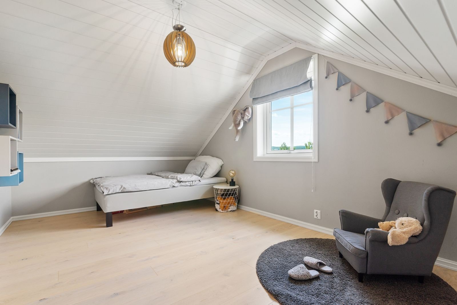 Andre etasje kan fungere som en egen barne- eller ungdomsavdeling, perfekt for familier som ønsker tydelig soneinndeling i boligen. Galleribilde