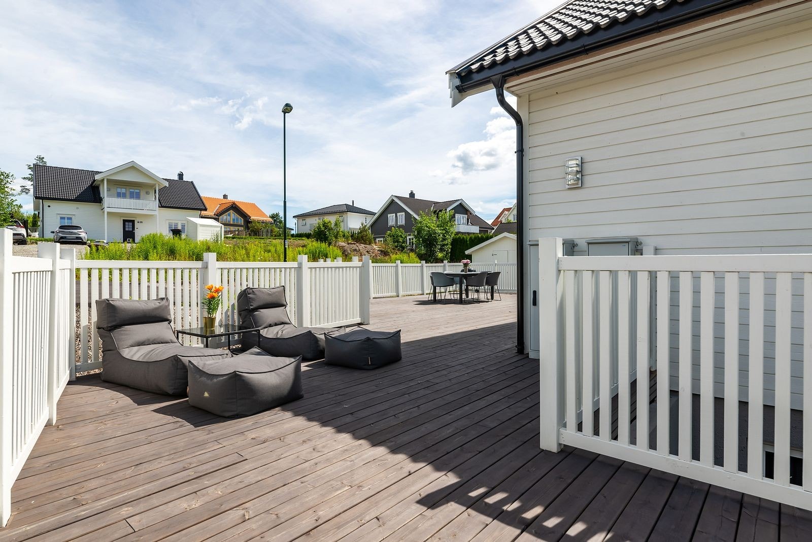 Selger har tatt med et stemningsfullt sommerbilde av terrassen, som virkelig viser hvor flott uteplassen fremstår i den varme årstiden. Galleribilde