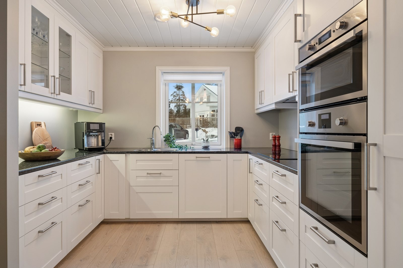 Kjøkkenet er fra byggeår og har en moderne og praktisk innredning med profilerte fronter, laminert benkeplate og planlimt kum i rustfritt stål. Galleribilde