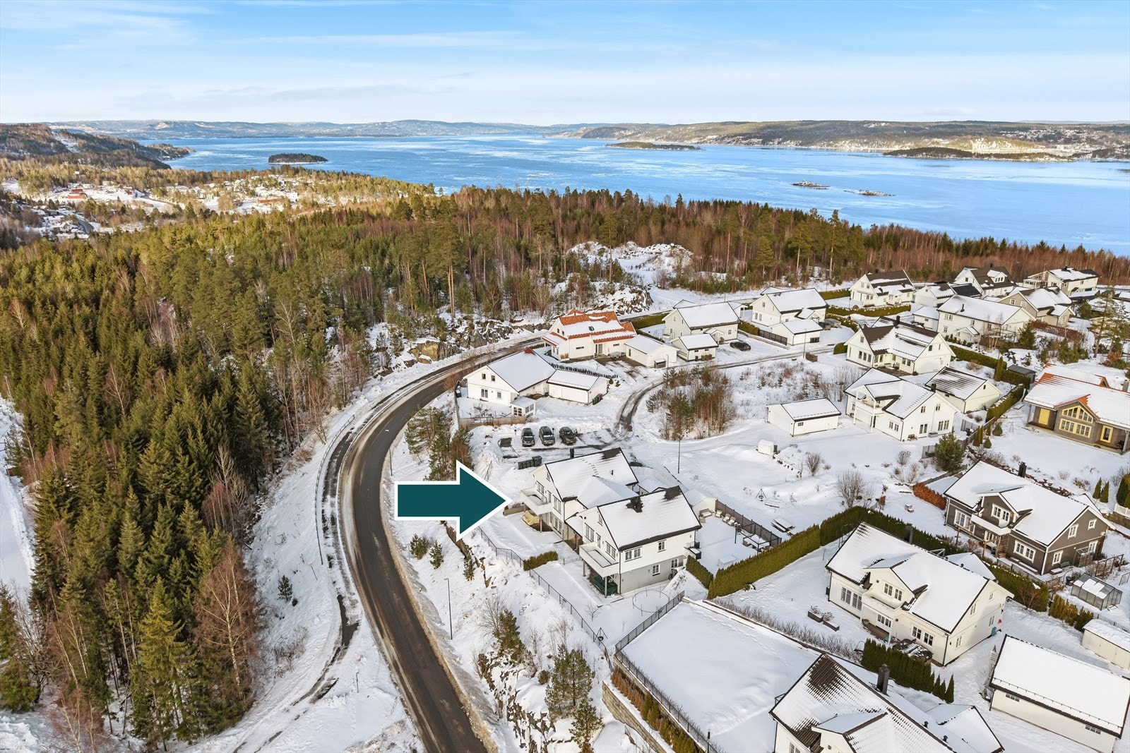 Eiendommen ligger i Åros, et attraktivt og idyllisk område ved Oslofjorden. Området er kjent for sine flotte rekreasjonsmuligheter og vakre omgivelser. Galleribilde