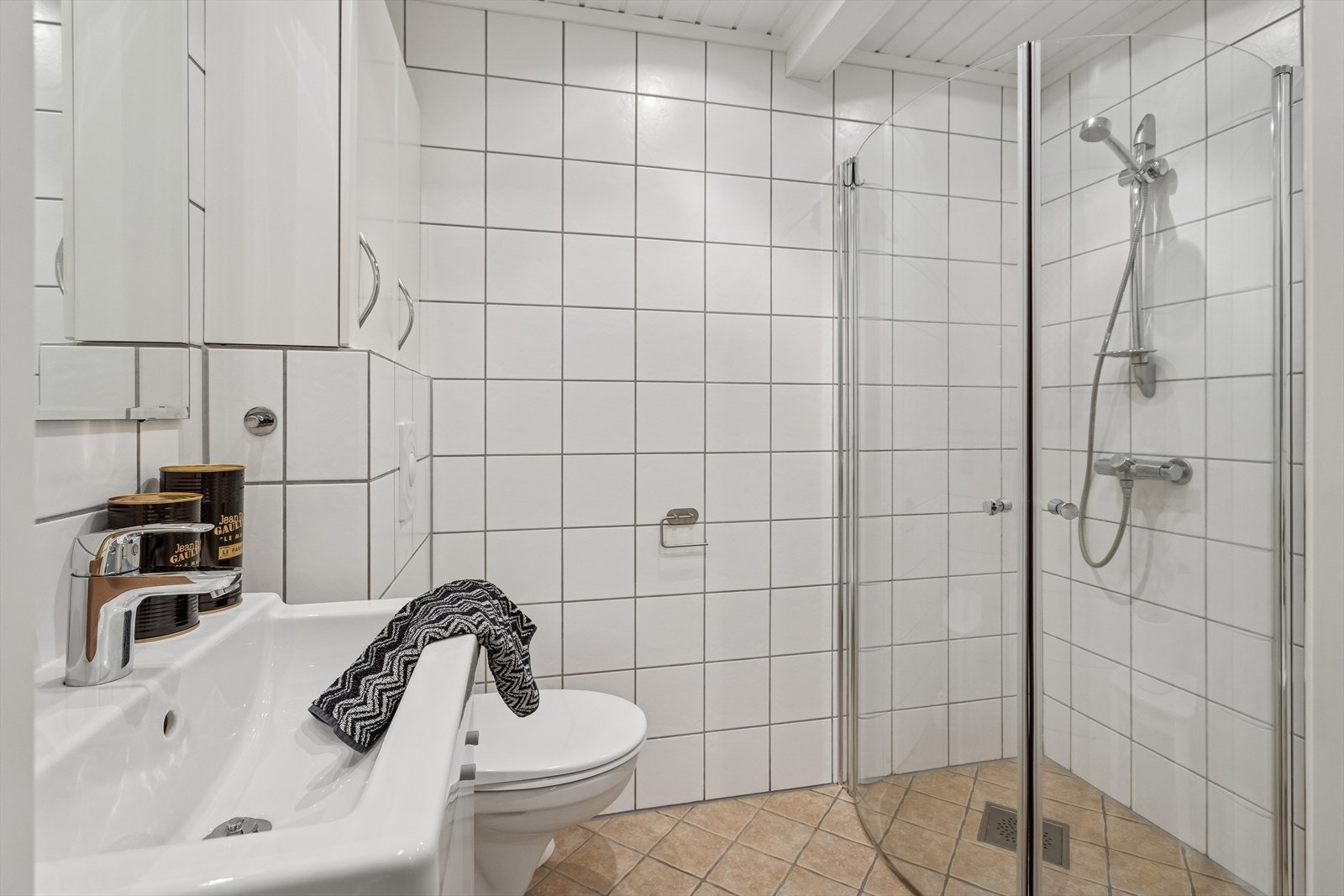 Badet i kjelleren er utstyrt med dusjnisje, vegghengt toalett og elektrisk gulvvarme. Galleribilde