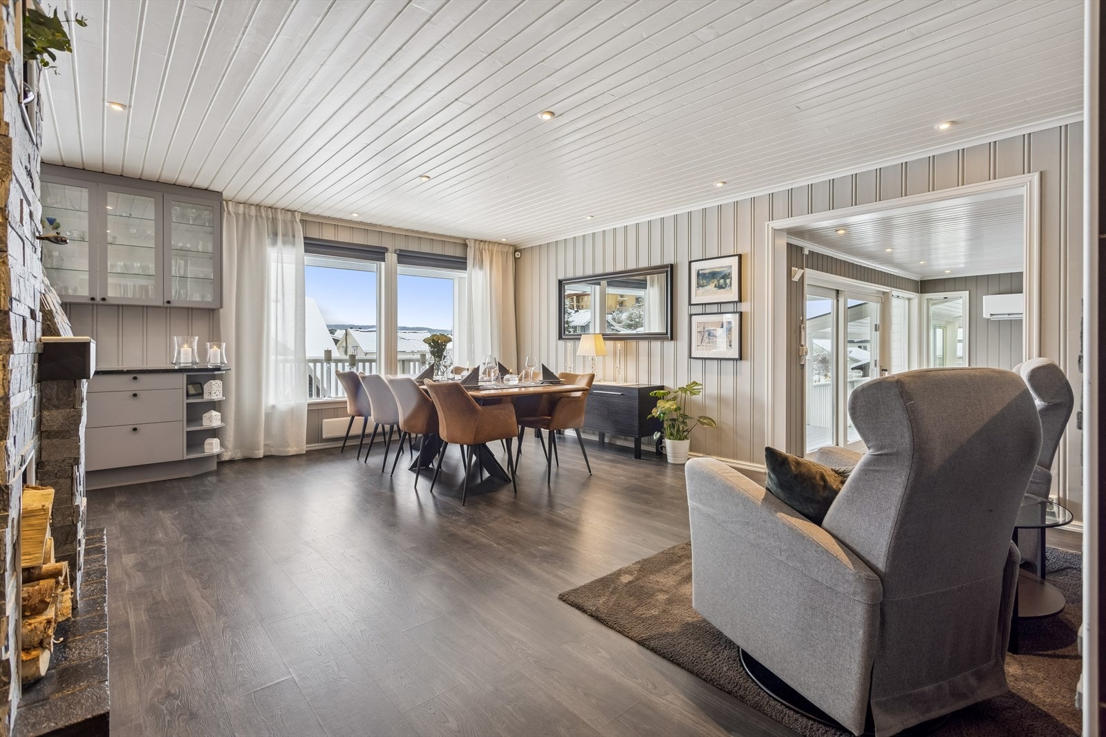 Fra spisestuen er det en åpen og luftig overgang til stuen. Galleribilde