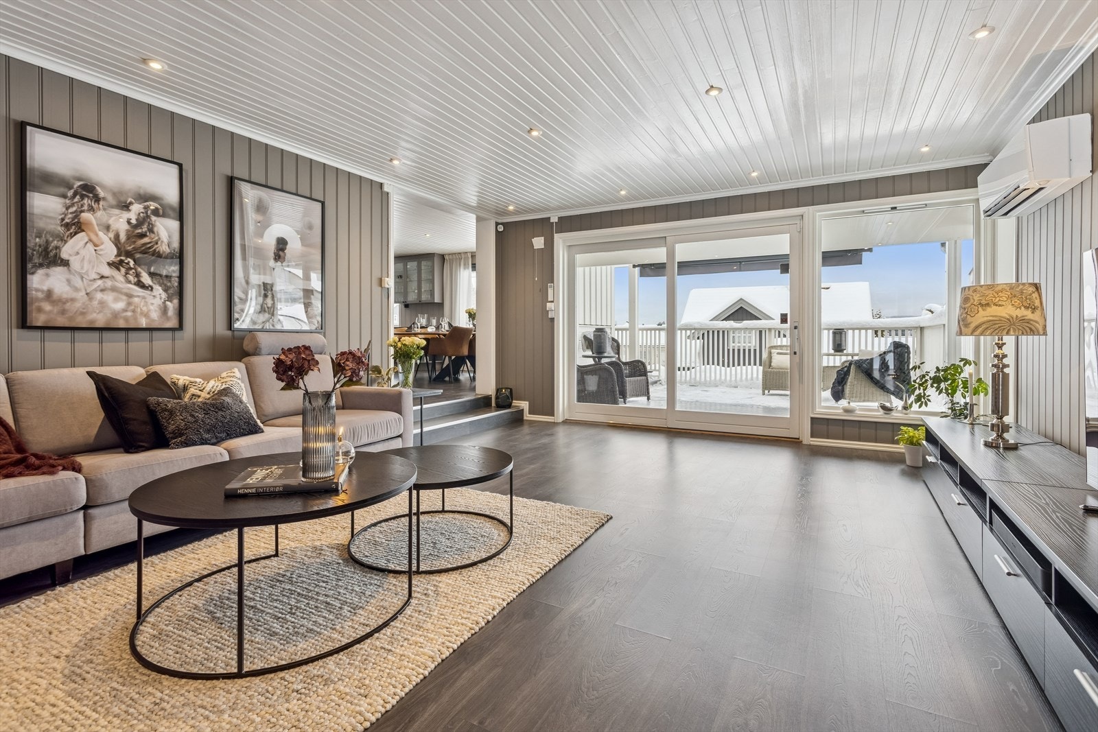 Fra stuen er det direkte utgang til den store terrassen via en skyvedør. Galleribilde