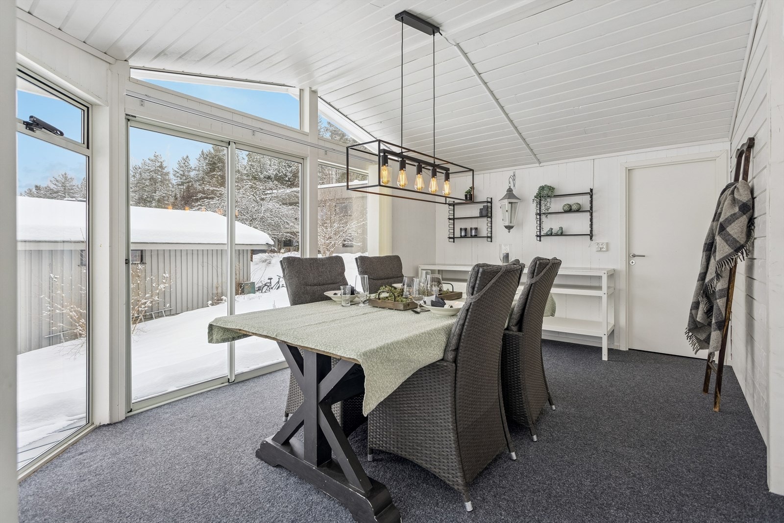 Den innglassede hagestuen på 20 m² ble bygget i 2022 og utvider sesongen. Galleribilde