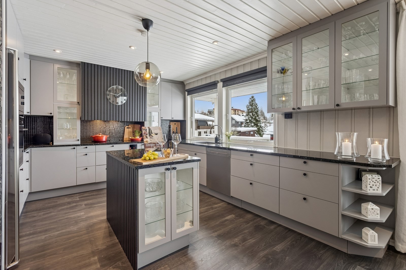 Kjøkkenet ble modernisert i 2016 med fronter fra 2023, og har en praktisk kjøkkenøy. Galleribilde