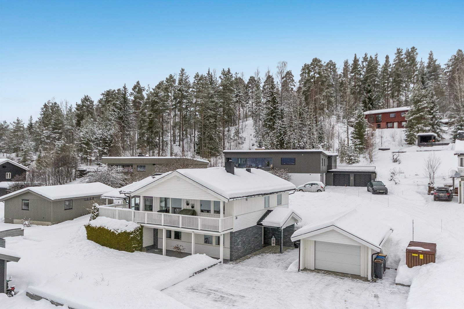 Fotograf Elisabeth Gjerdingen V/ EFKT. Velkommen til Dammenvegen 16! Eiendommen ligger fint til med nærhet til skog og mark, som byr på gode turmuligheter. Galleribilde