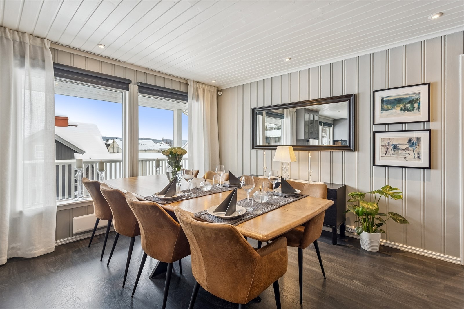 Spisestuen har god plass til langbord for sosiale sammenkomster. Galleribilde