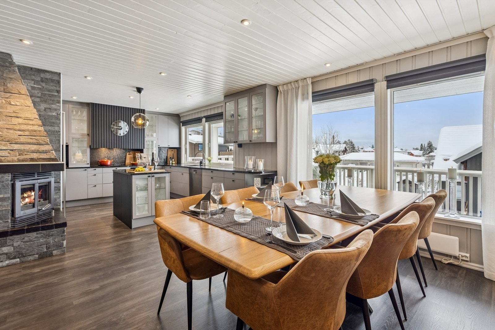 Kjøkken og spisestue i åpen løsning Galleribilde