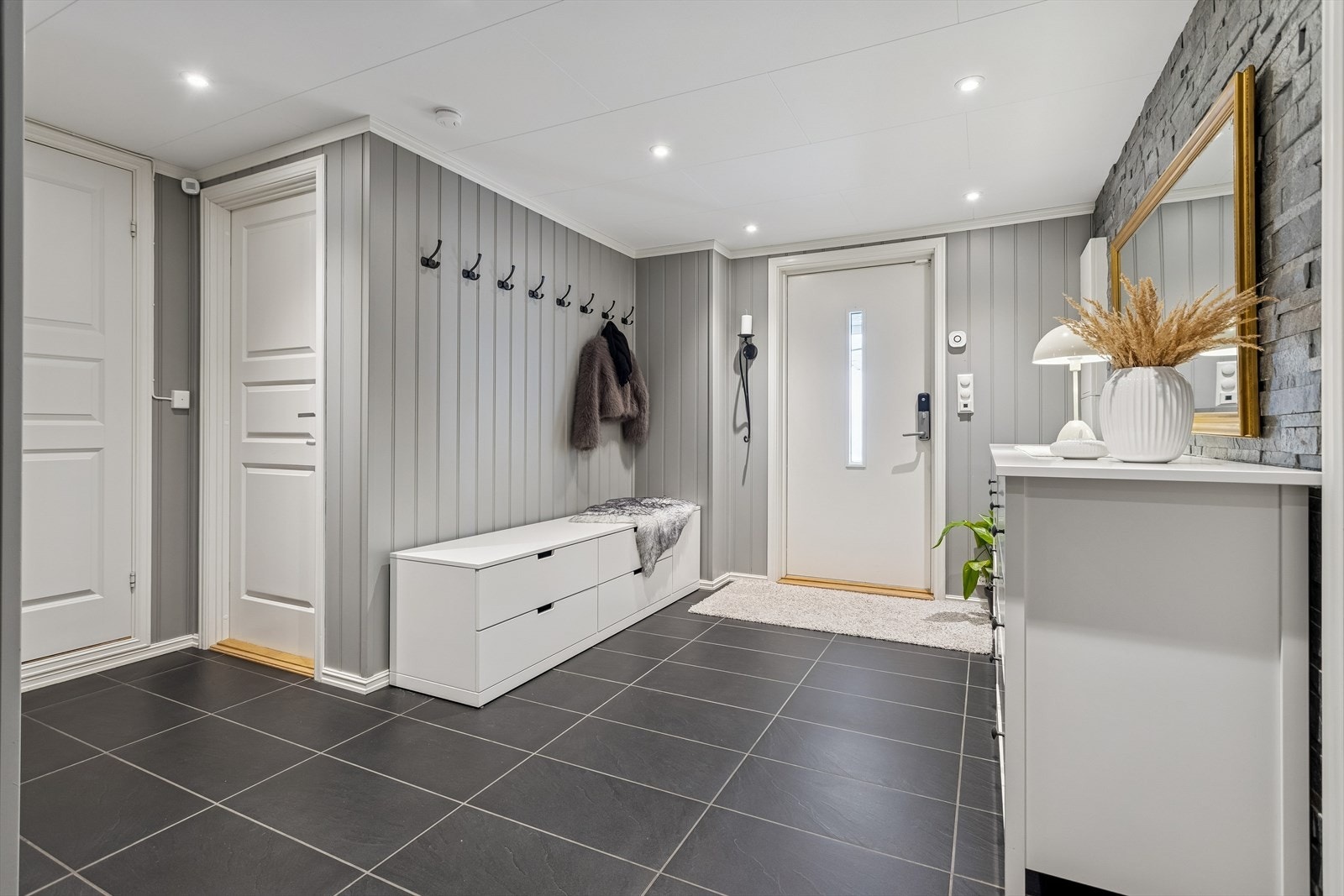 Velkommen inn i en romslig entré med god plass til oppbevaring av yttertøy. Galleribilde