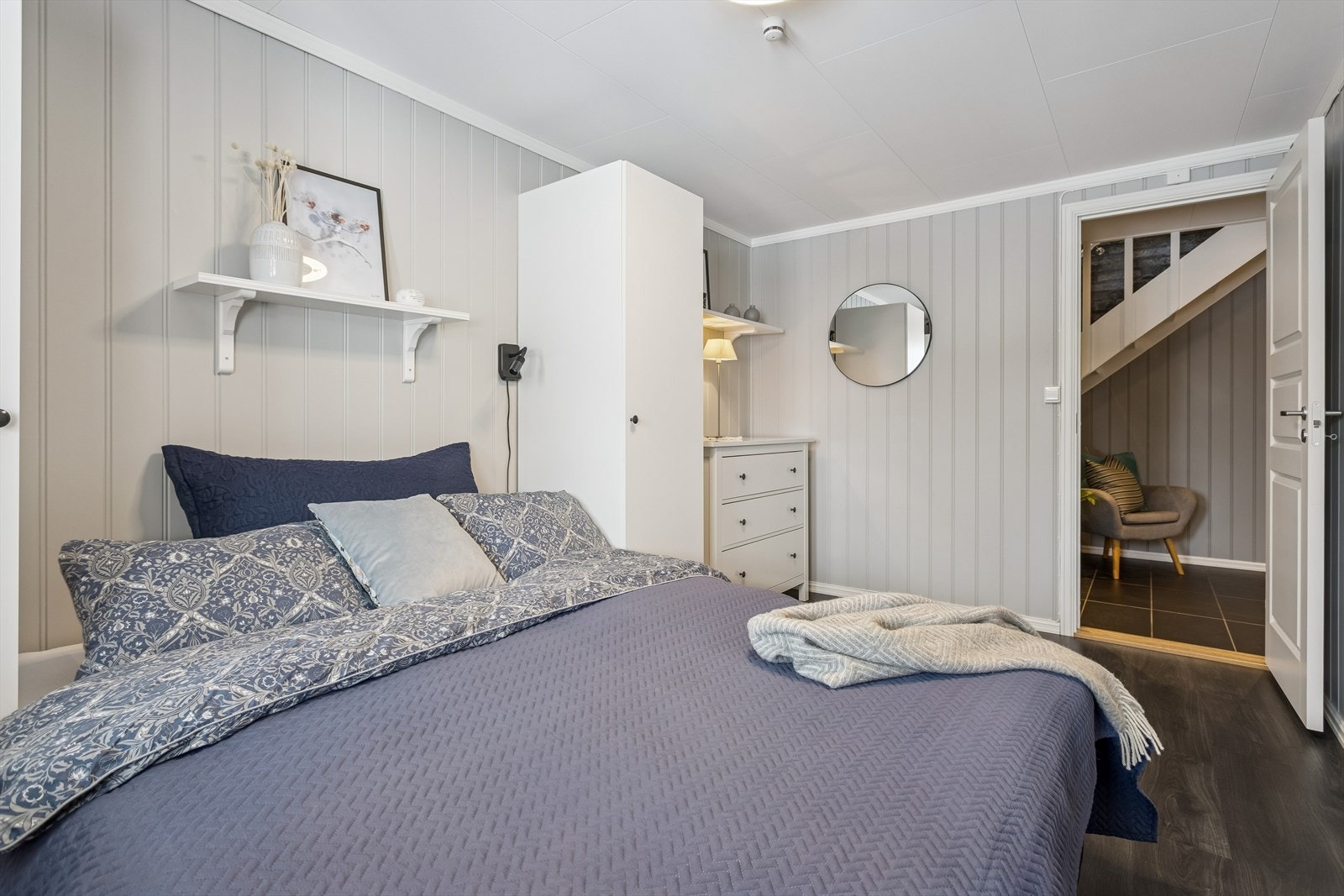 Soverom i kjelleretasje i fin størrelse med god plass for dobbeltseng Galleribilde