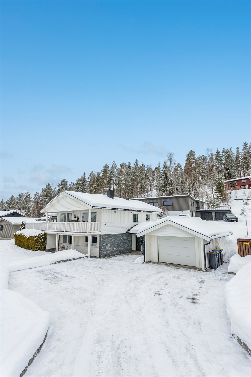 Frittstående garasje på 22 m² med elektrisk portåpner og inntilbygget sportsbod. Galleribilde