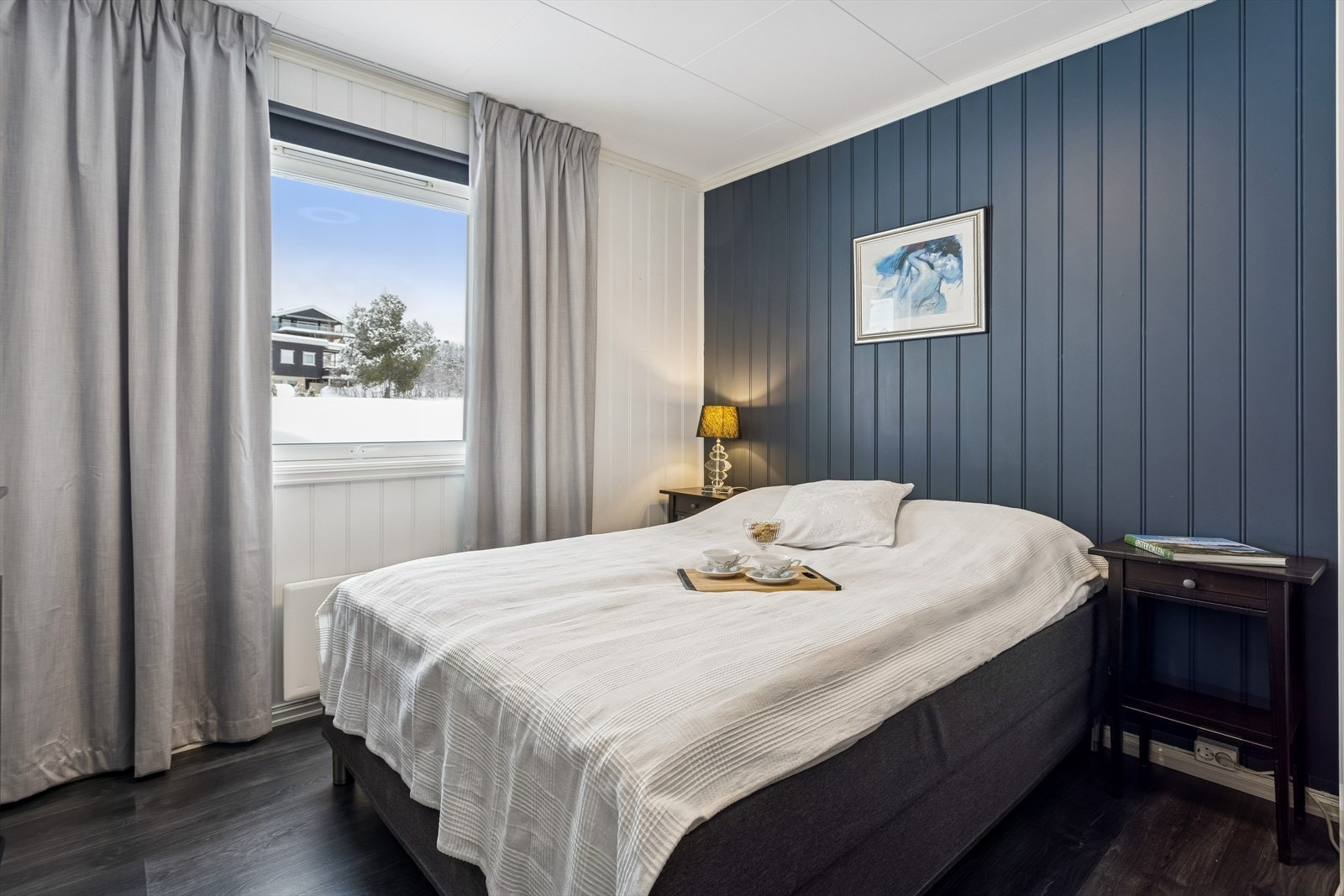 Et av de tre soverommene i første etasje, med malte overflater. Galleribilde