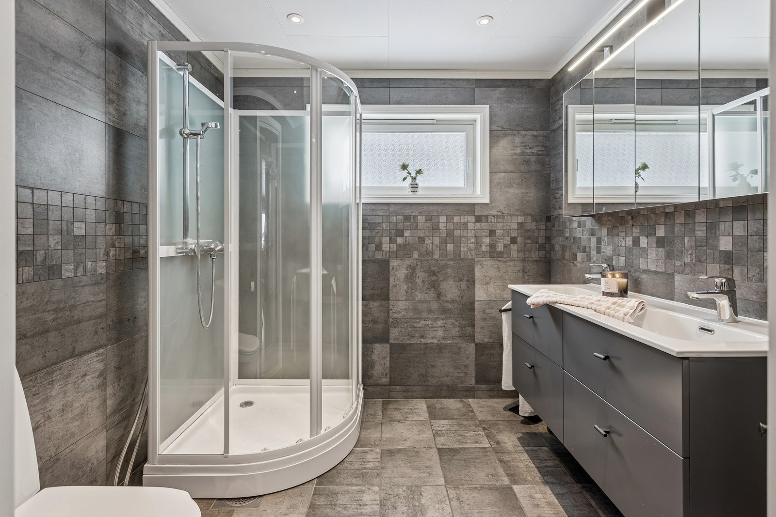 Badet i første etasje ble fornyet i 2023 og har flislagte overflater og elektrisk gulvvarme. Galleribilde