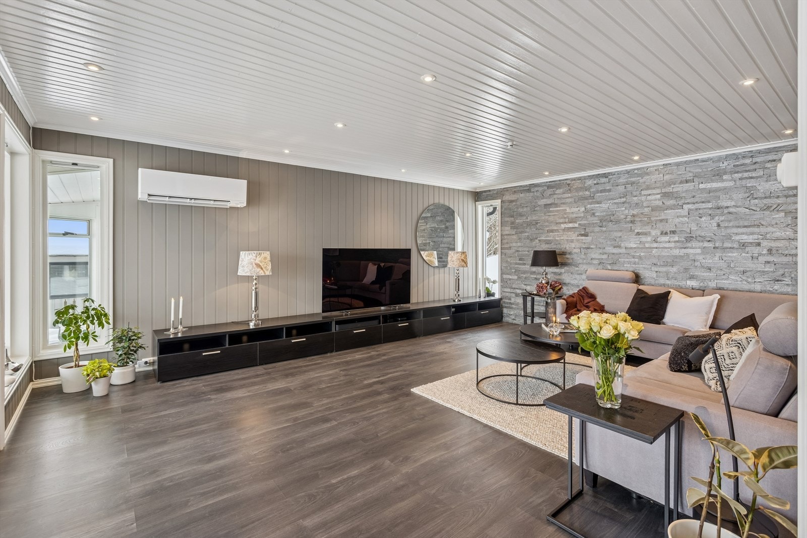 Romslig stue med store gulvflater og en moderne luft-til-luft varmepumpe fra 2022. Galleribilde