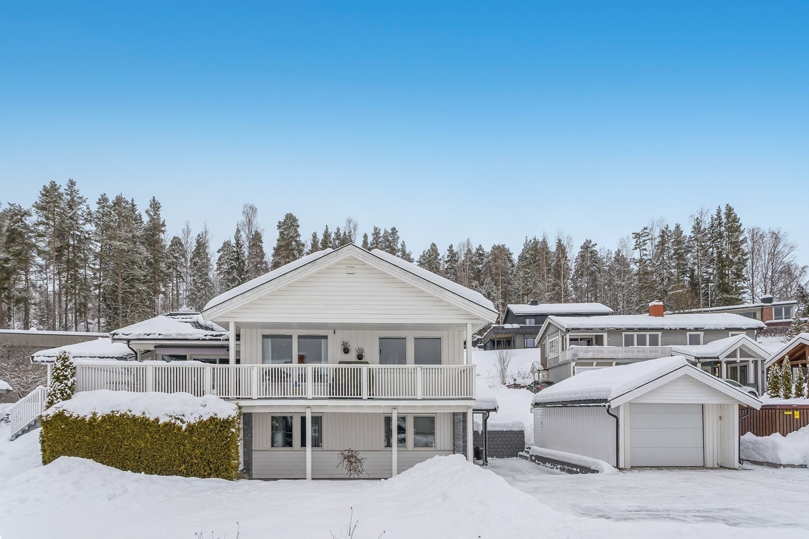 Enebolig på en sørvendt og hellende tomt med etablerte, fine uteplasser. Galleribilde