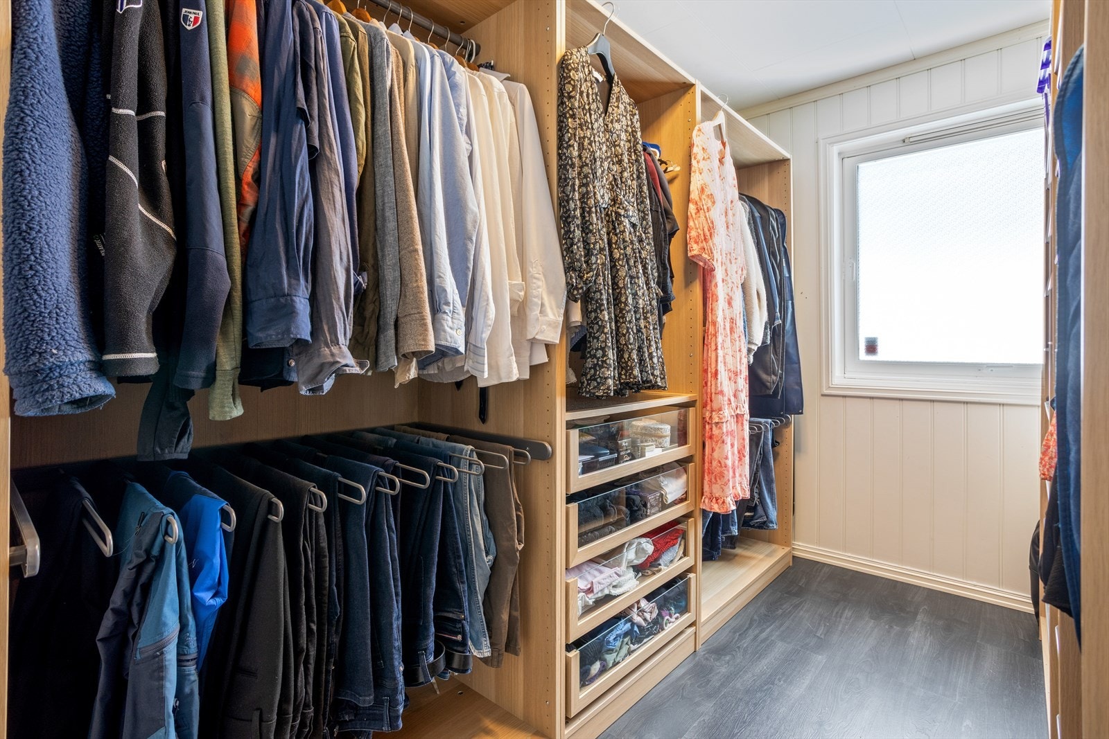 Praktisk innredet omkledningsrom med god lagringskapasitet. Dette rommet er godkjent som soverom. Galleribilde