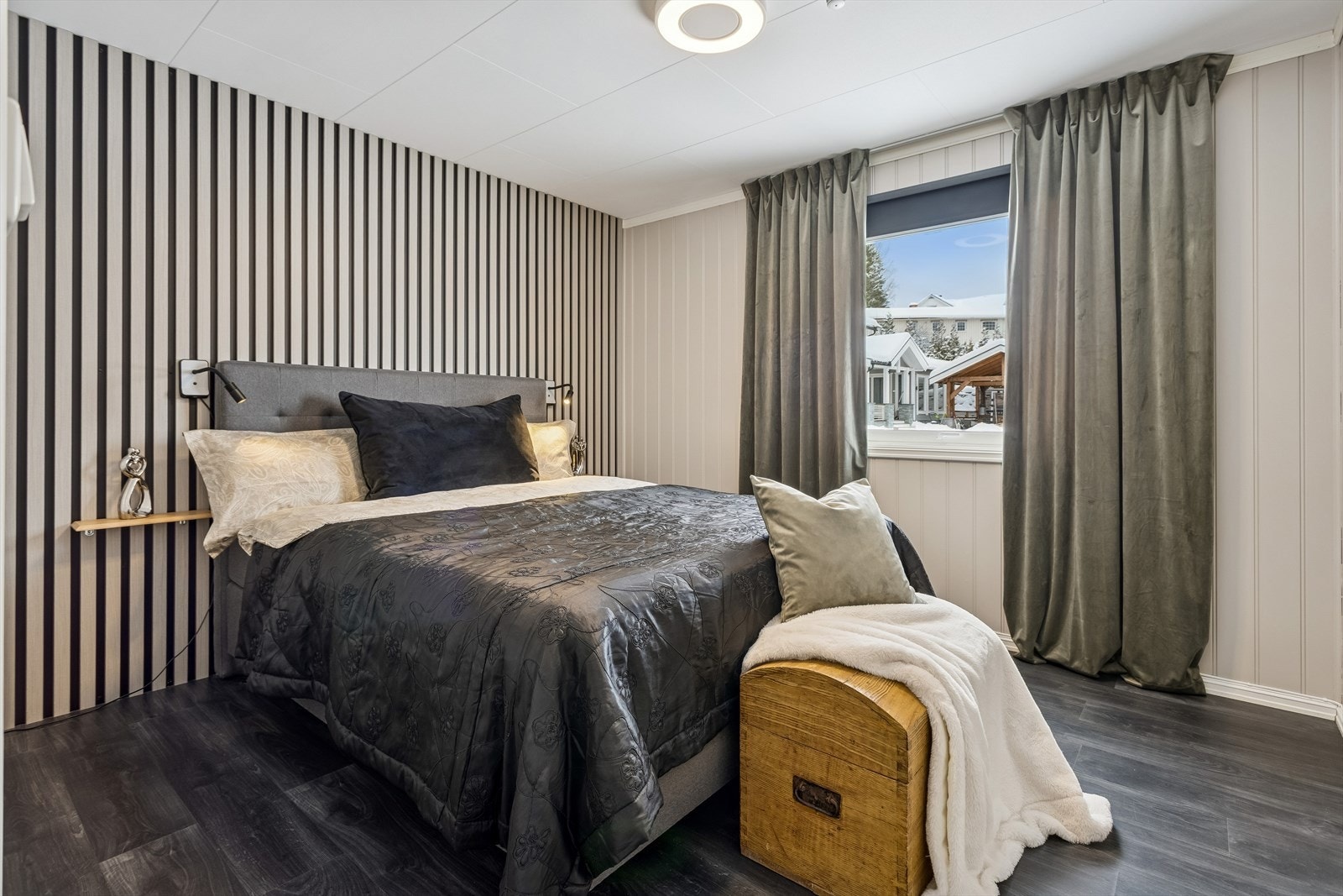 Soverom med spileplater på veggen som gir en moderne og lun atmosfære. Galleribilde