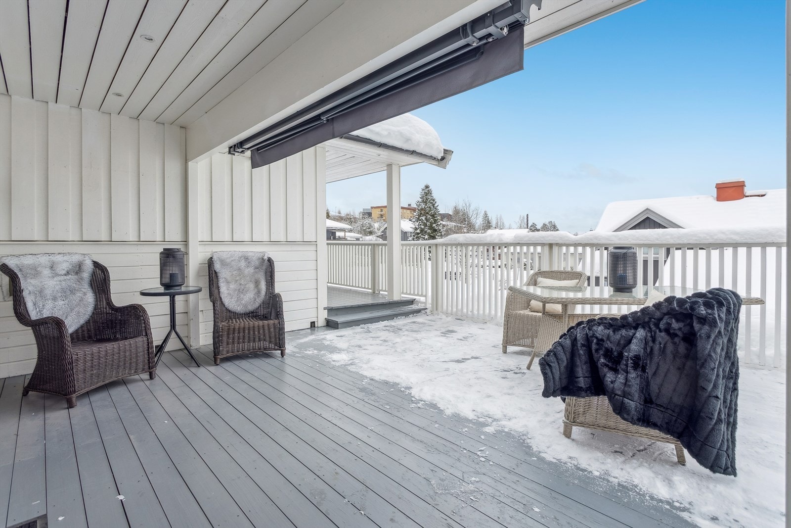 Den store terrassen på 42 m² er delvis takoverbygget og har adkomst fra stuen. Galleribilde