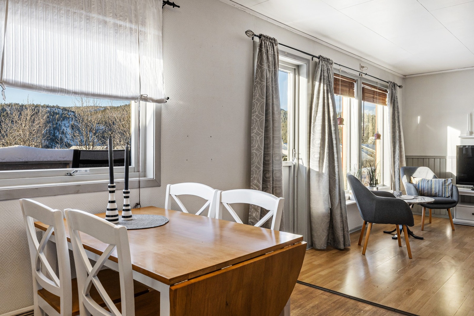 Spisesonen skaper en naturlig overgang mellom stue og kjøkken Galleribilde