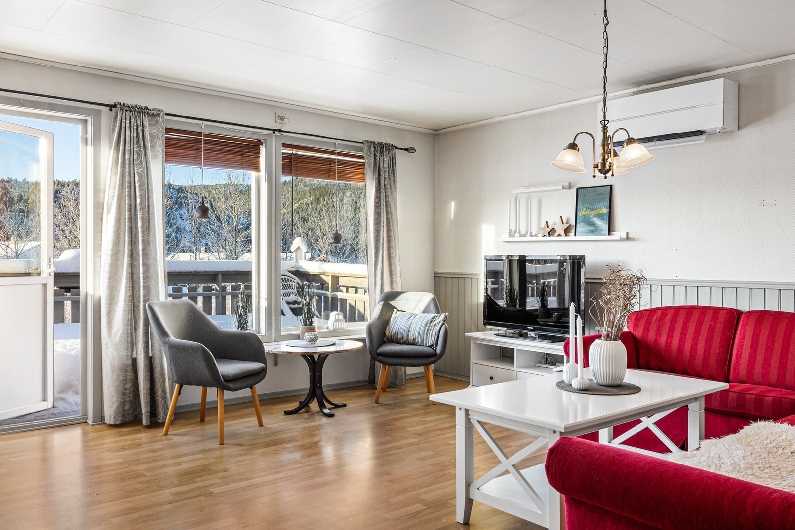 Fra stuen er det adkomst til en hyggelig terrasse Galleribilde