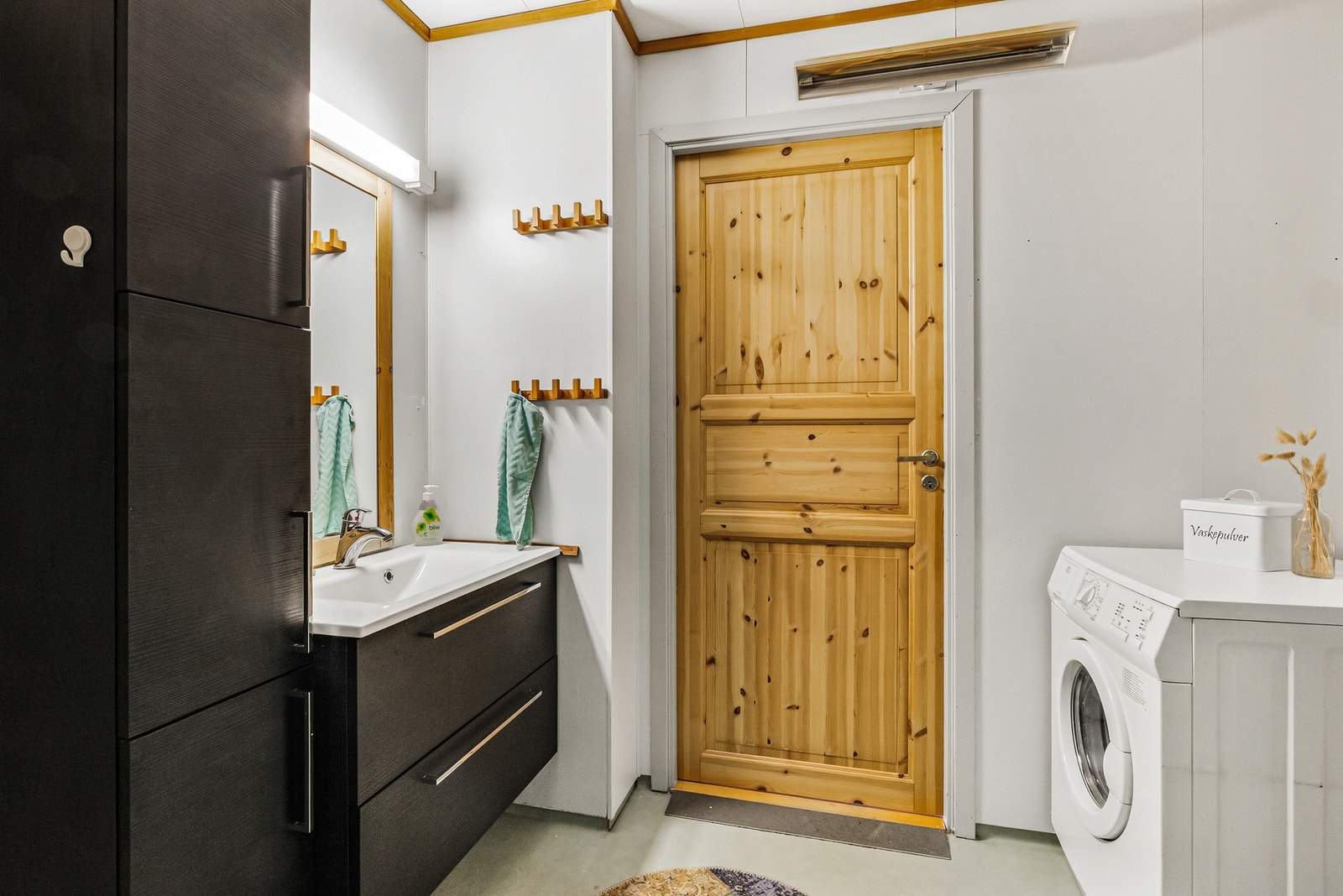 Rommet er kombinert bad- og vaskerom Galleribilde