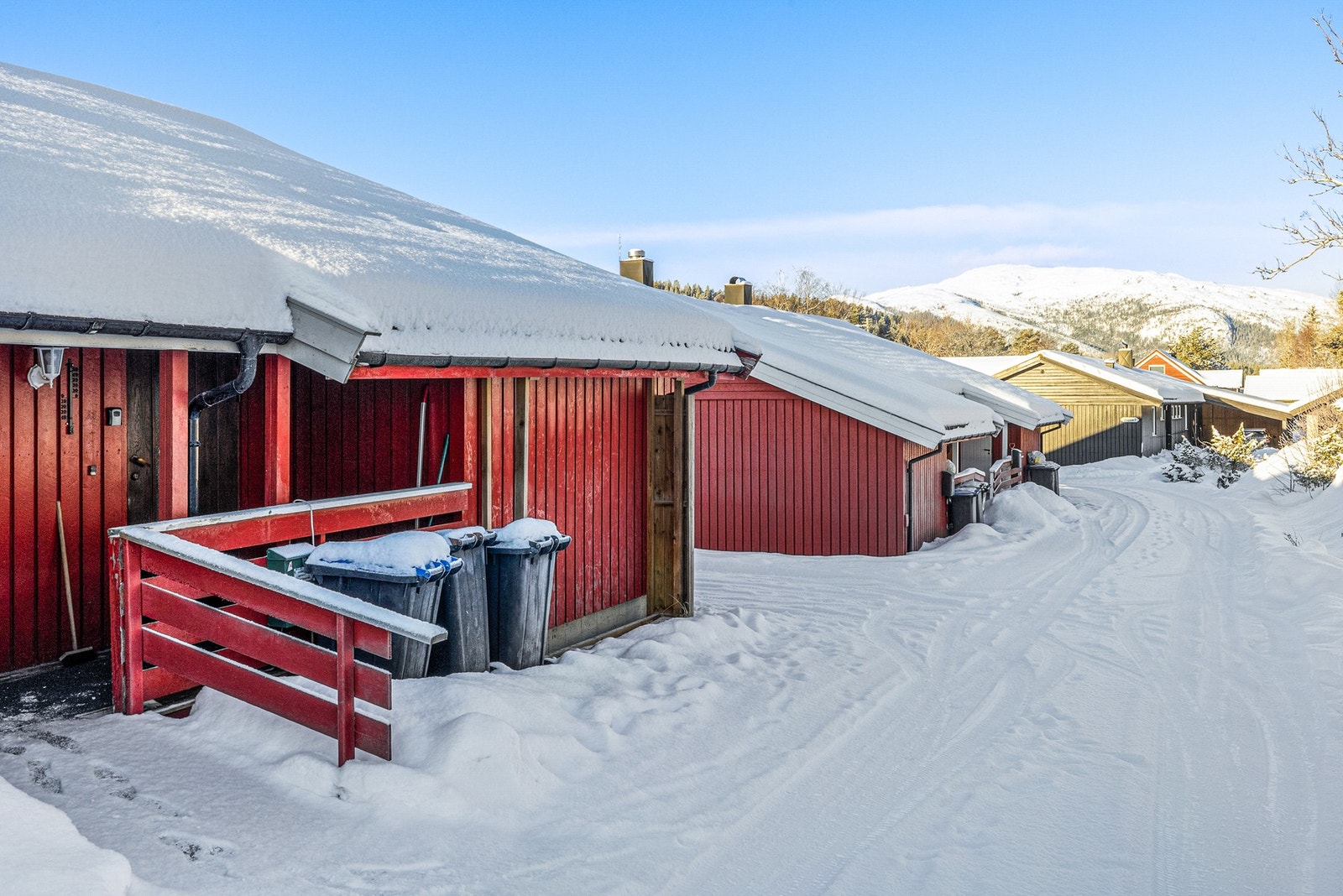 Halvpart av vertikaldelt tomannsbolig fra 1990 Galleribilde