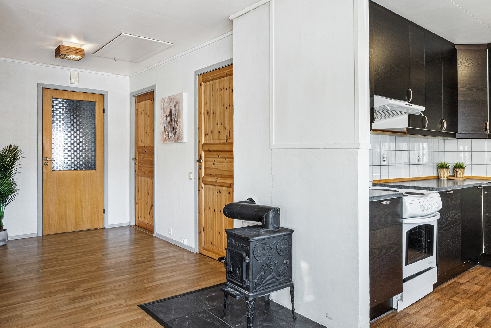 Boligen består av vindfang, stue/kjøkken, bad/vaskerom, 2 soverom og bod Galleribilde