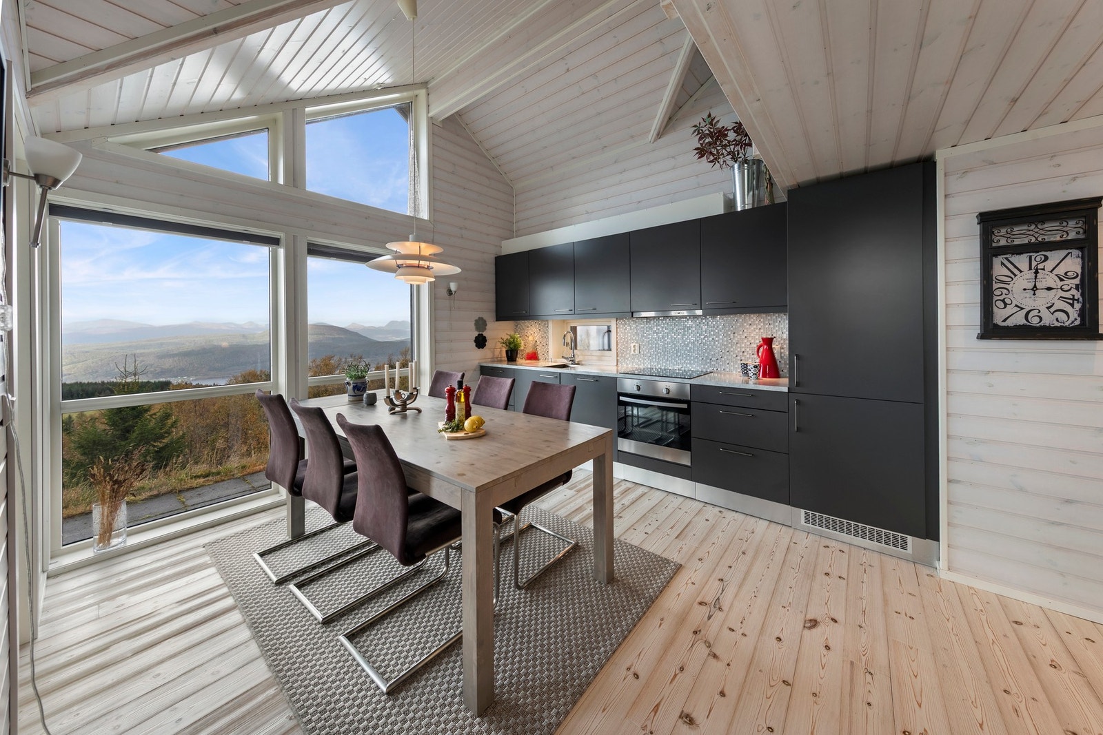 Flott kjøkken med integrerte hvitevarer. Galleribilde