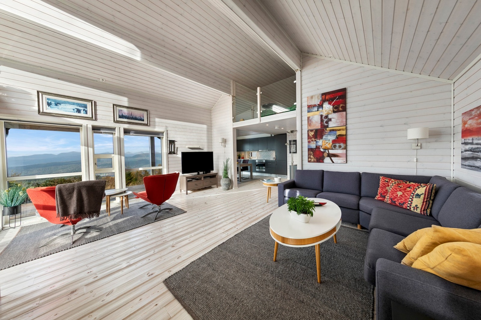 Stue har store vindusflater som gir mye dagslys. Galleribilde