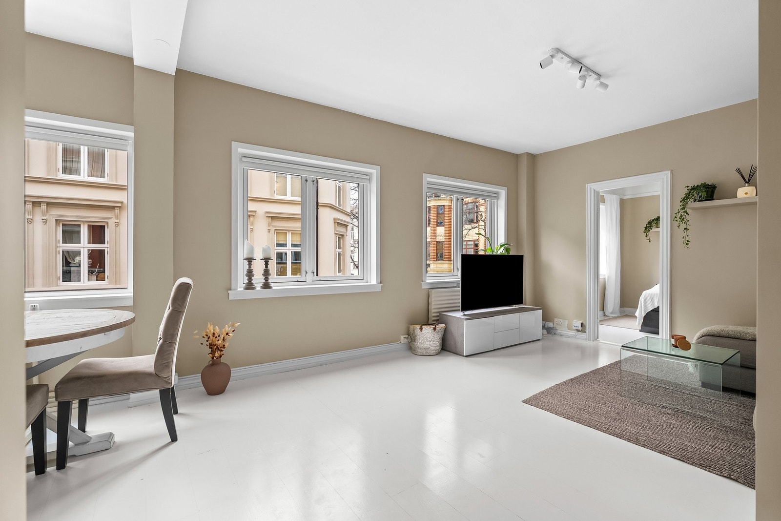 De store vindusflatene slipper inn rikelig med dagslys og bidrar til en romslig følelse. Galleribilde